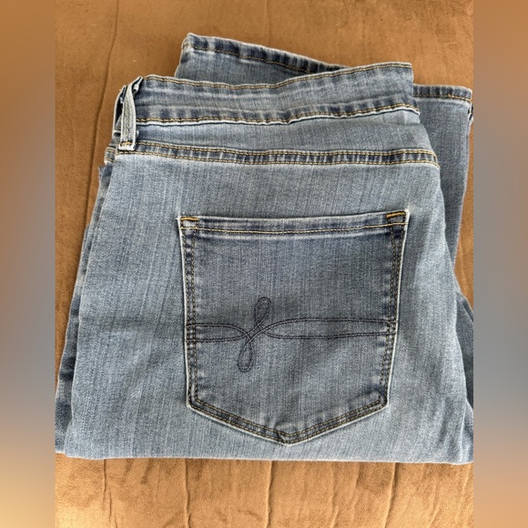 Levi's Denizen Womens Jeans Mid Rise Bootcut Size 18 Medium Wash Pants 33x29.5 - Picture 2 of 6